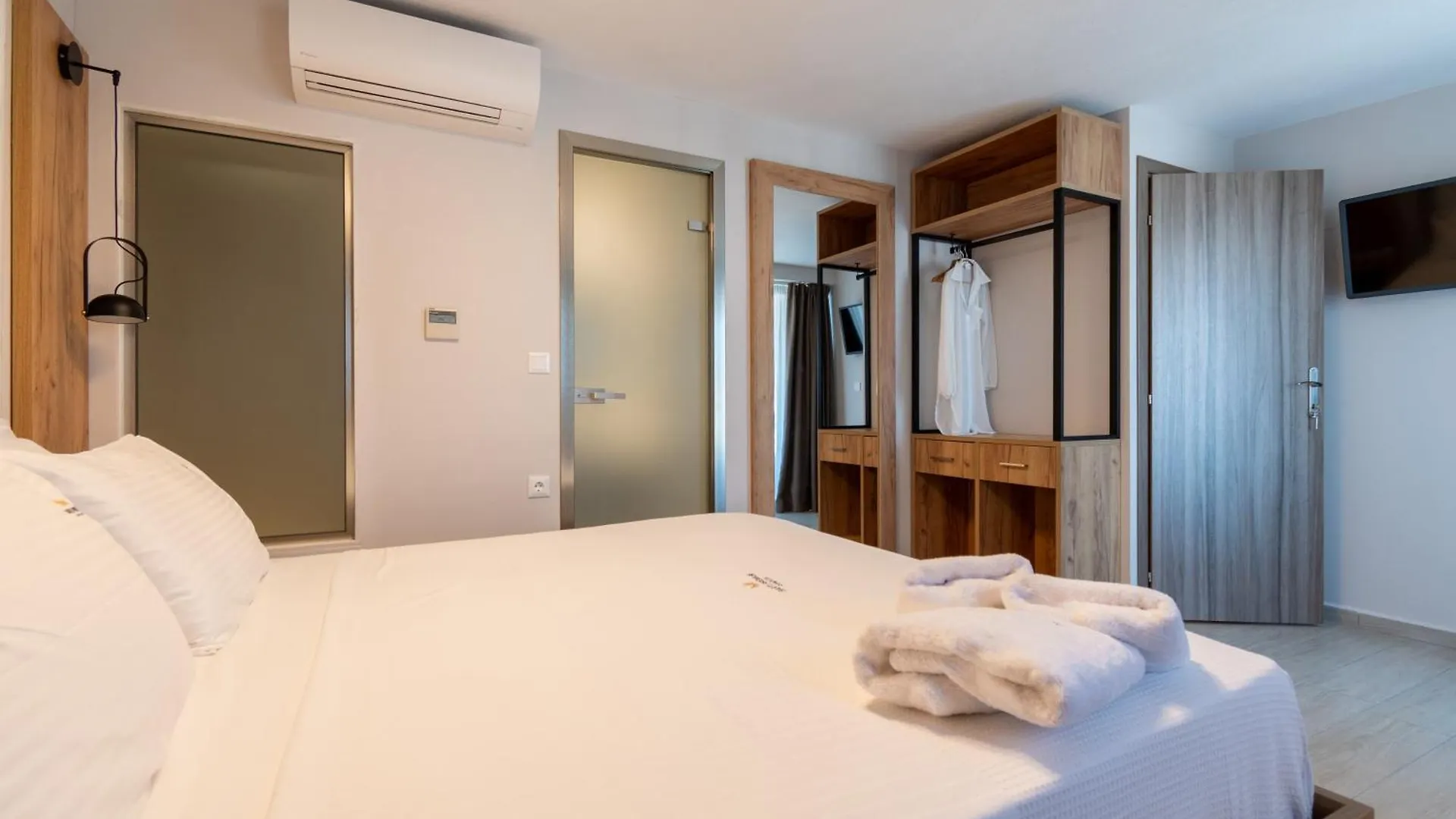 Sarti Premium Suites 0*,